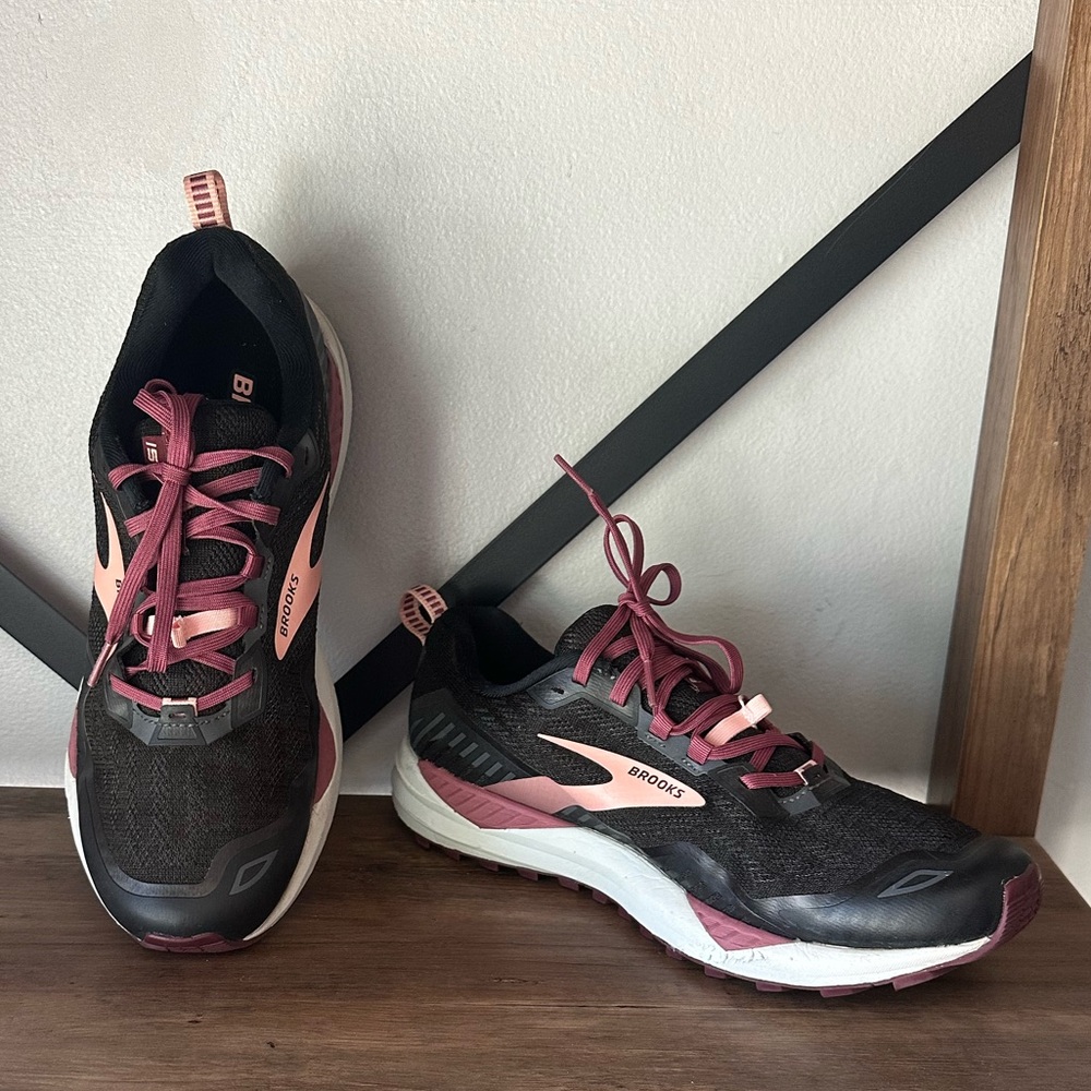 Brooks Cascadia Women's Running Shoes SZ 11.5